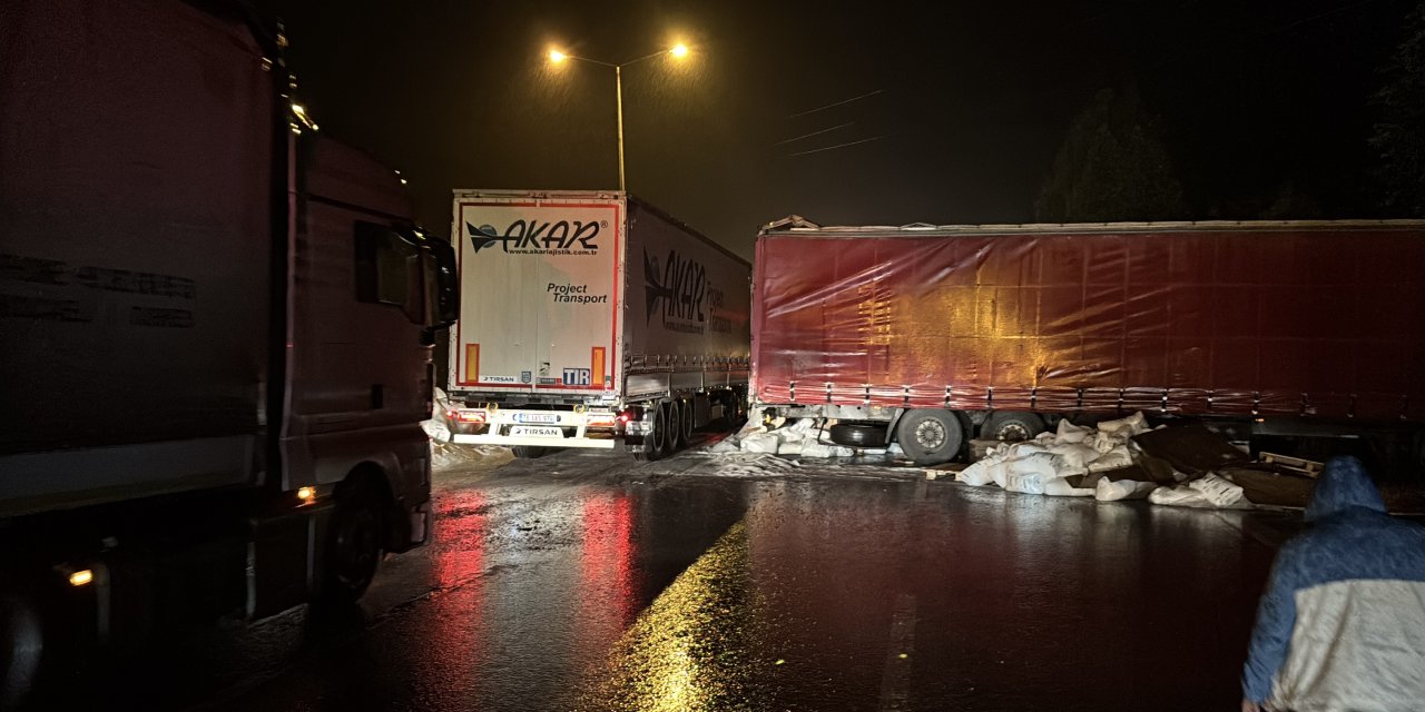 Tır kontrolden çıkarak refüjdeki bariyerlere çarptı