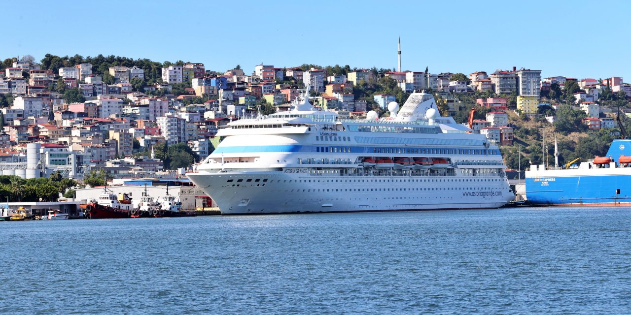 Astoria Grande kruvaziyeri Samsun'a geldi