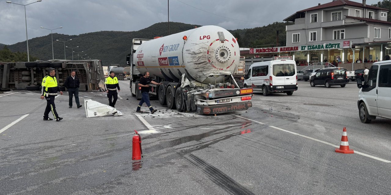 Trafik kazasında 3 kişi yaralandı