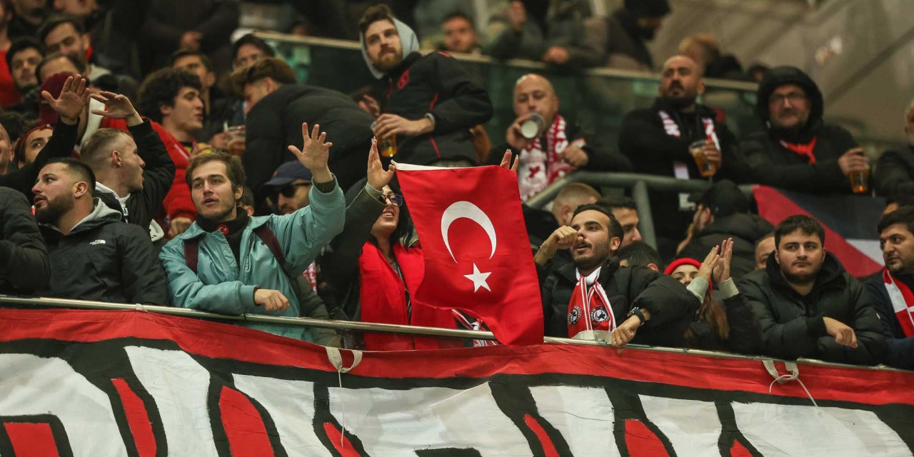 Varşova kırmızı beyaza boyandı