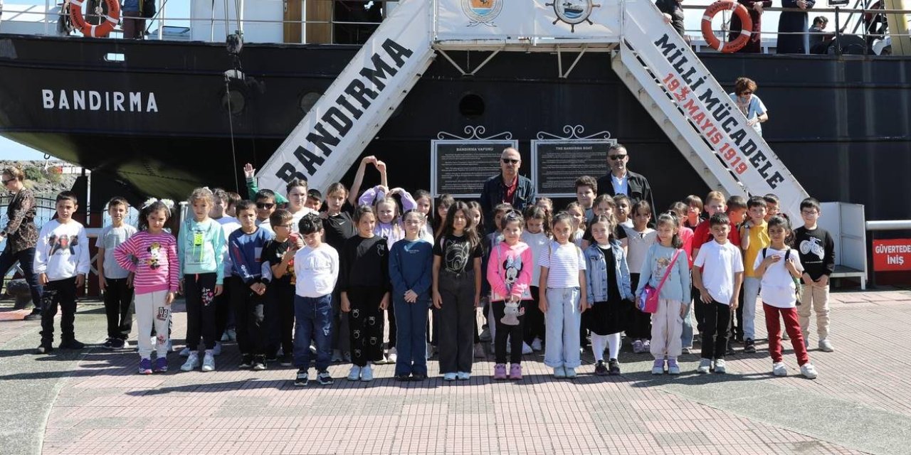 Öğrenciler tarihi mekanları geziyor