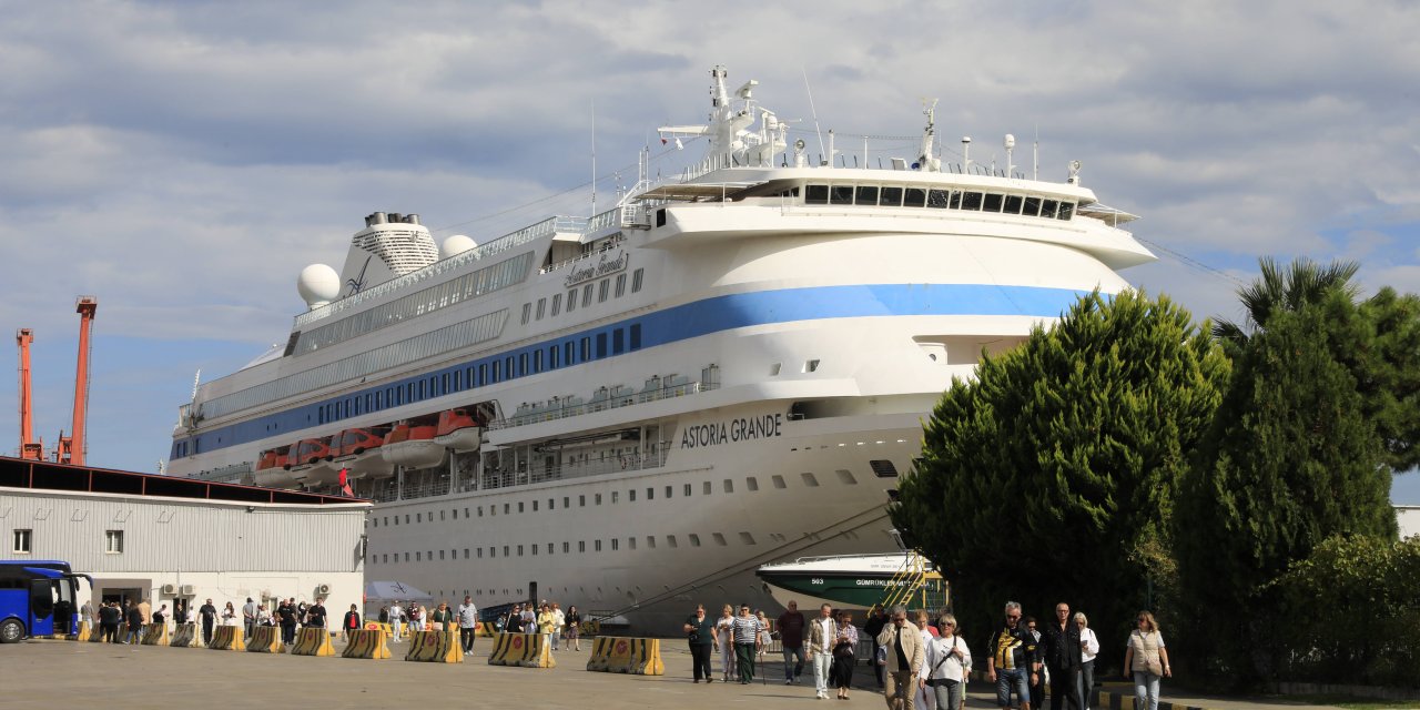 Astoria Grande kruvaziyeri Samsun'a geldi