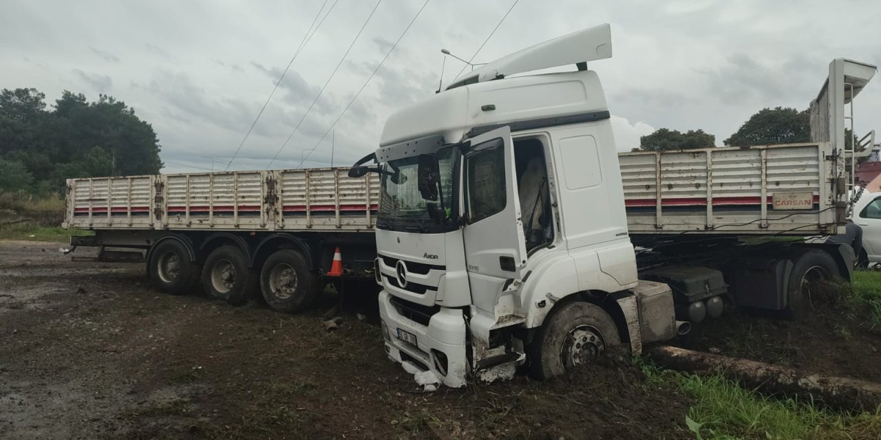 Direksiyon hakimiyetini kaybederek yoldan çıktı