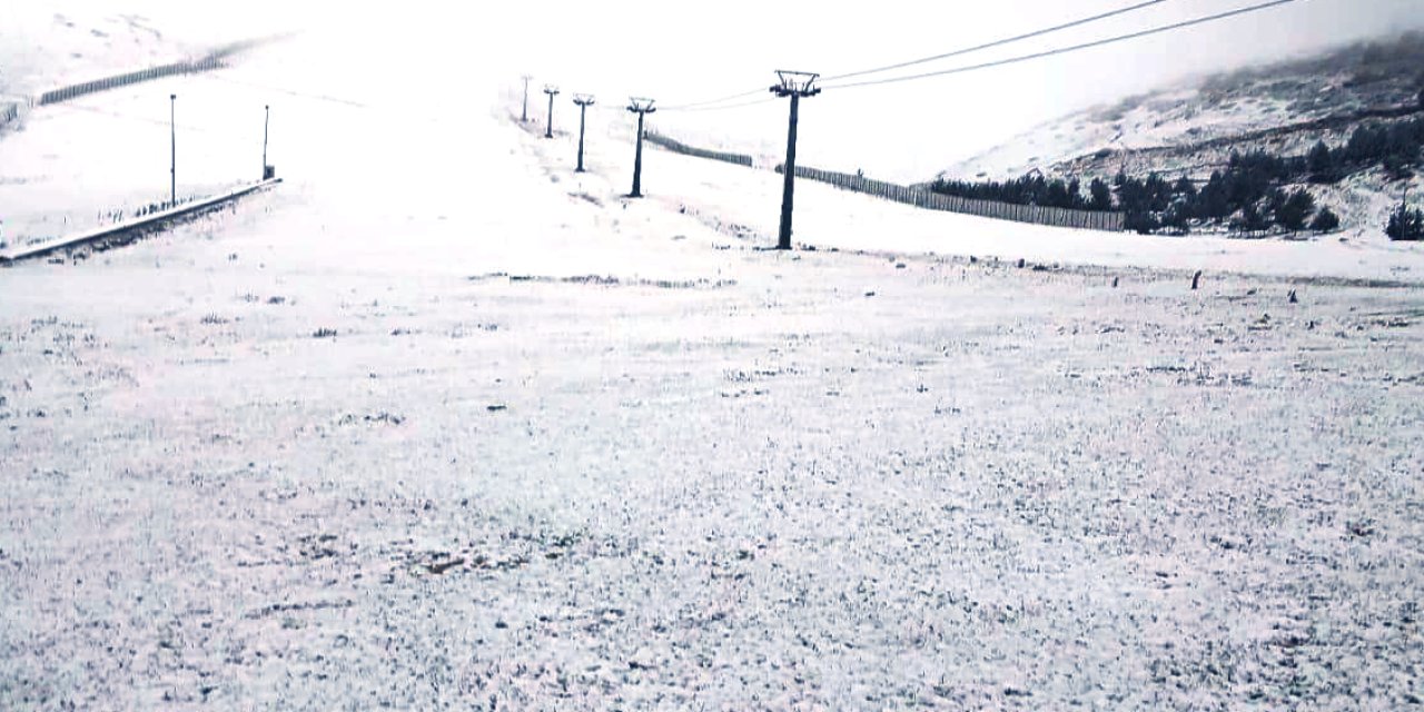 Akdağ'a mevsimin ilk karı yağdı