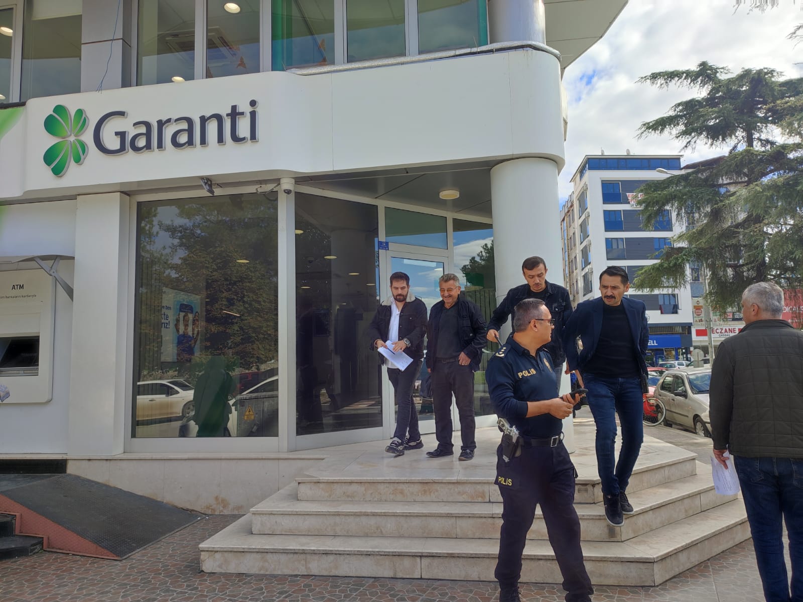 Esnaf, kuru sıkı tabancayla şubeye girdi
