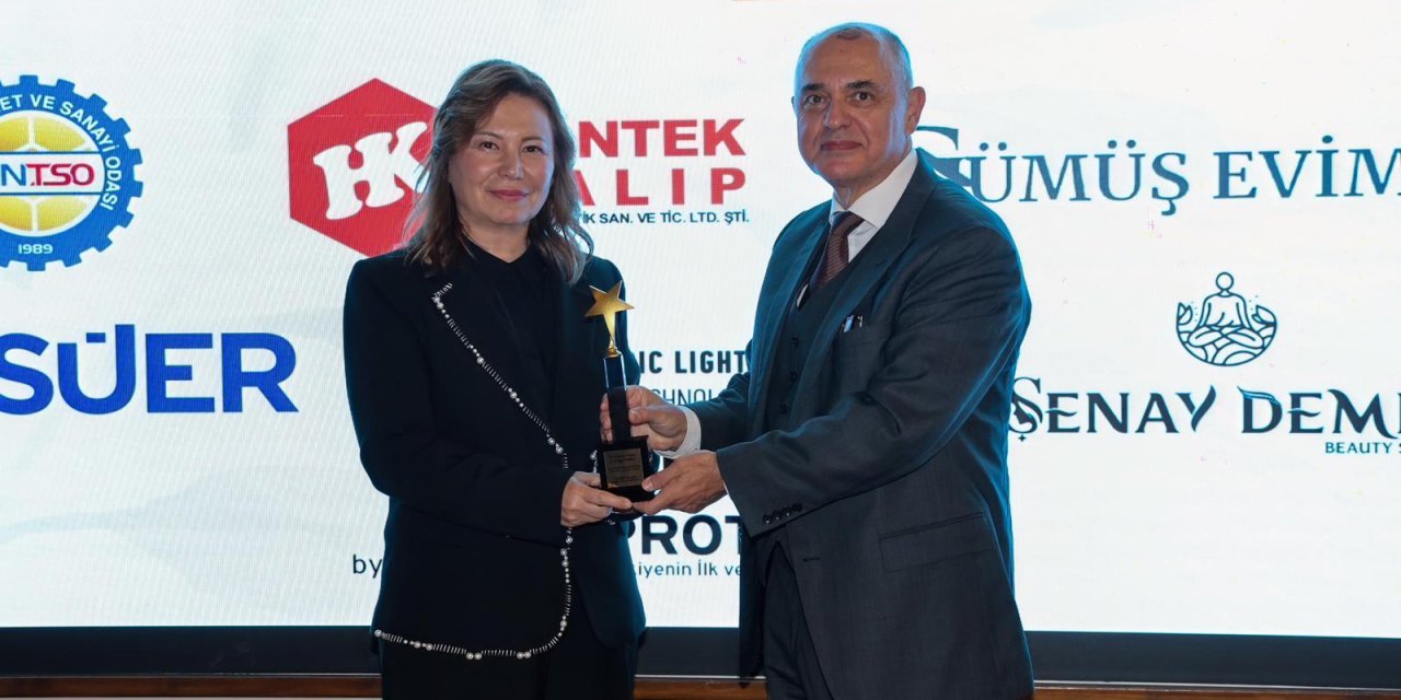 Rektör Aydın'a Yılın Üstün Başarı Ödülü