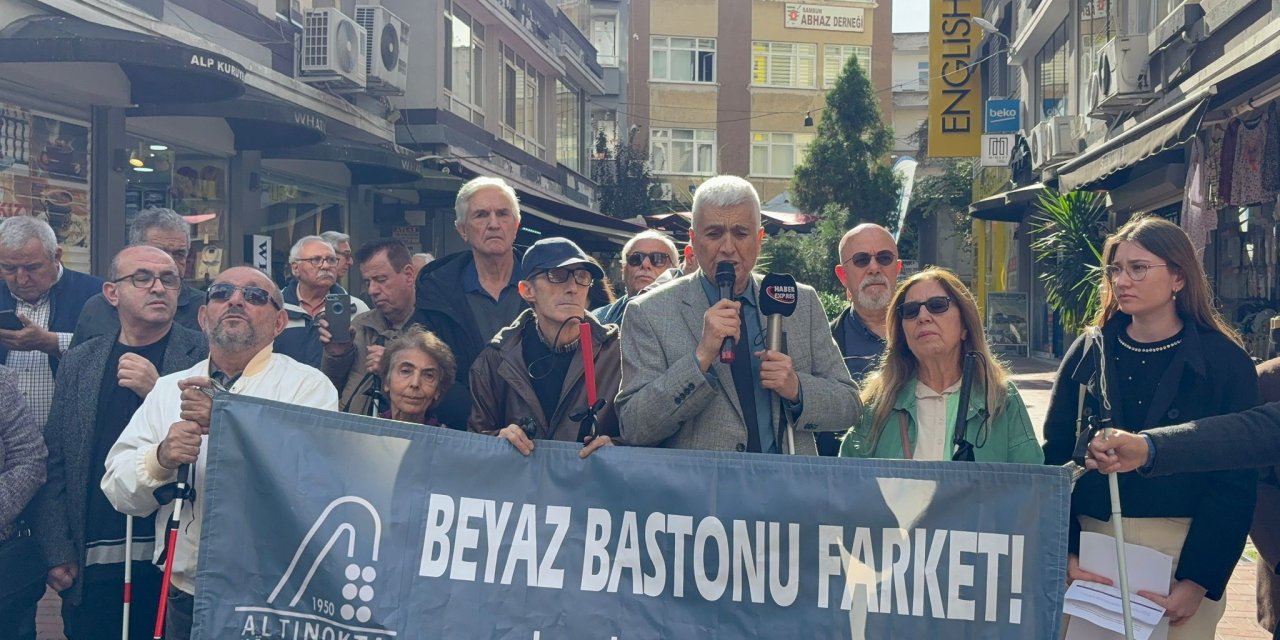 Beyaz bastonlarına siyah kurdele taktılar