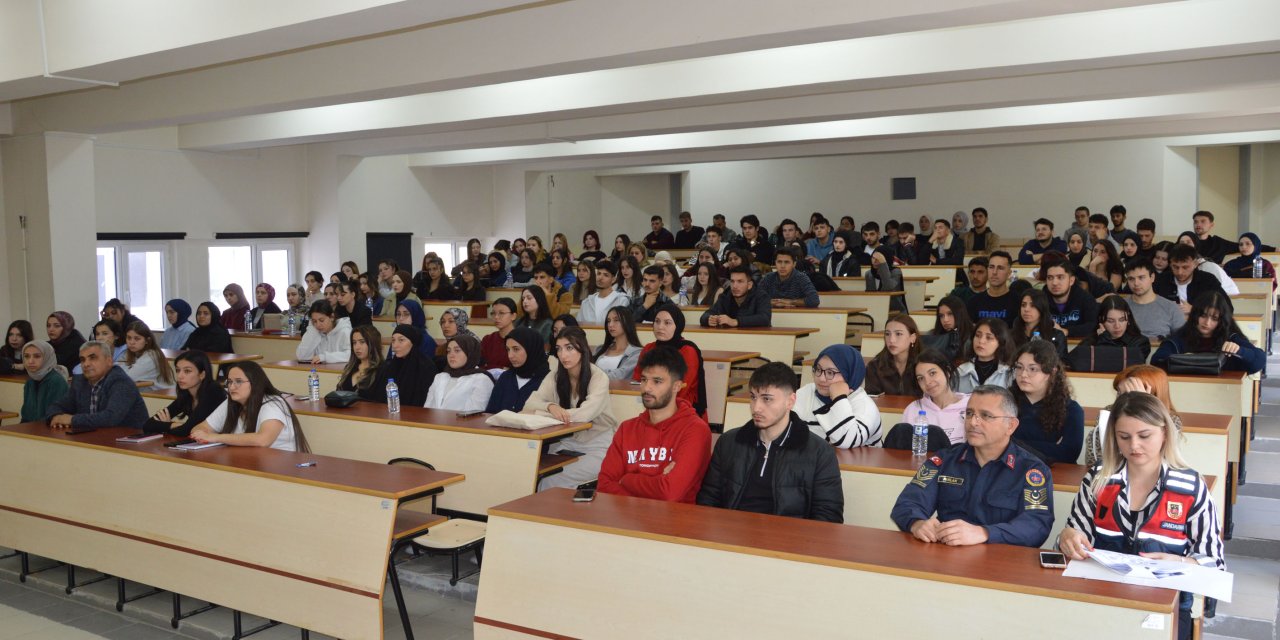 Öğrencilere narkotik ve siber suçlar eğitimi verildi