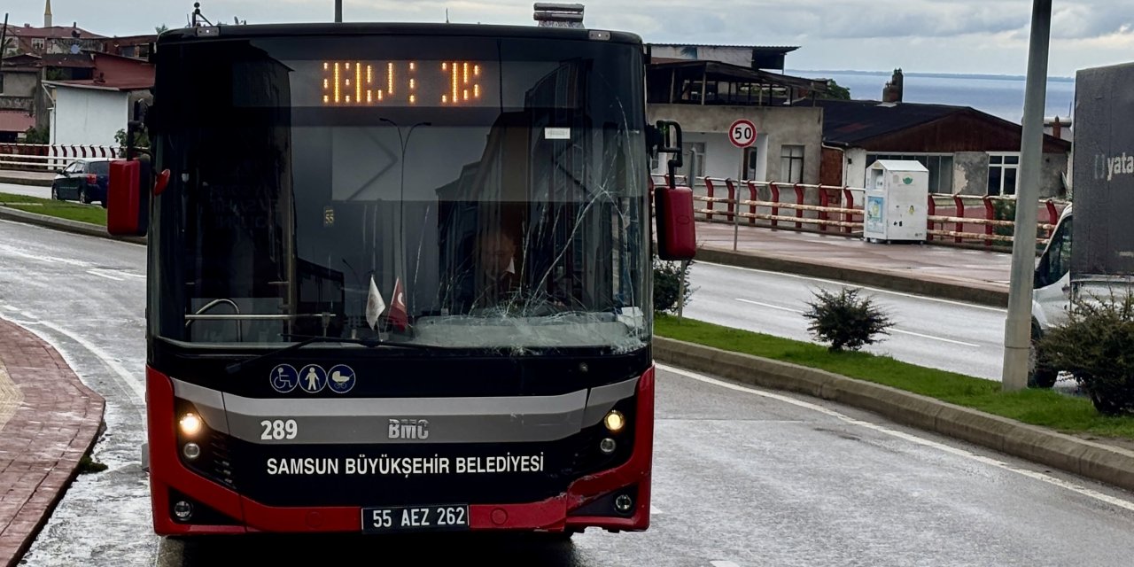 Halk otobüsü ile kamyonet çarpıştı