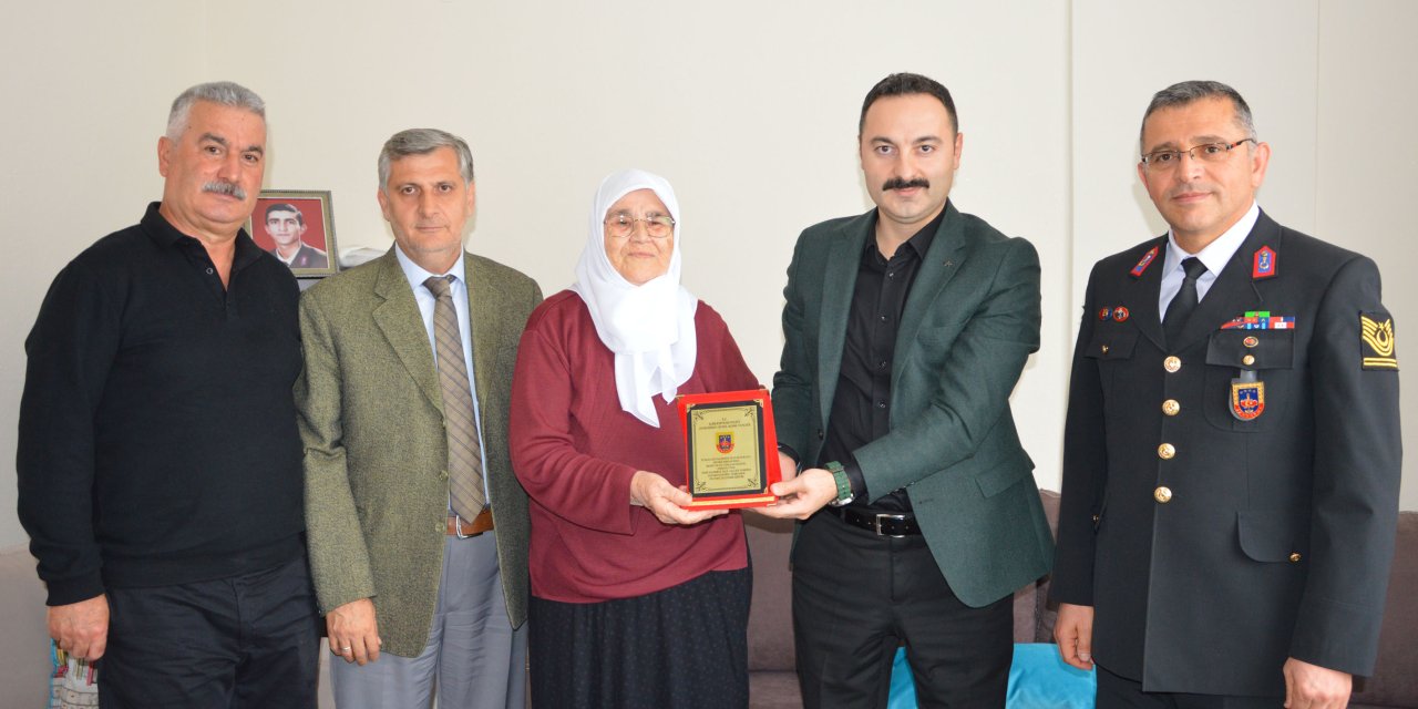 Şehidin ailesine gönderilen plaket teslim edildi