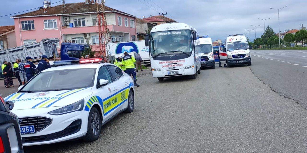 Tümsekten hızlı geçen halk otobüsündeki 4 yolcu yaralandı