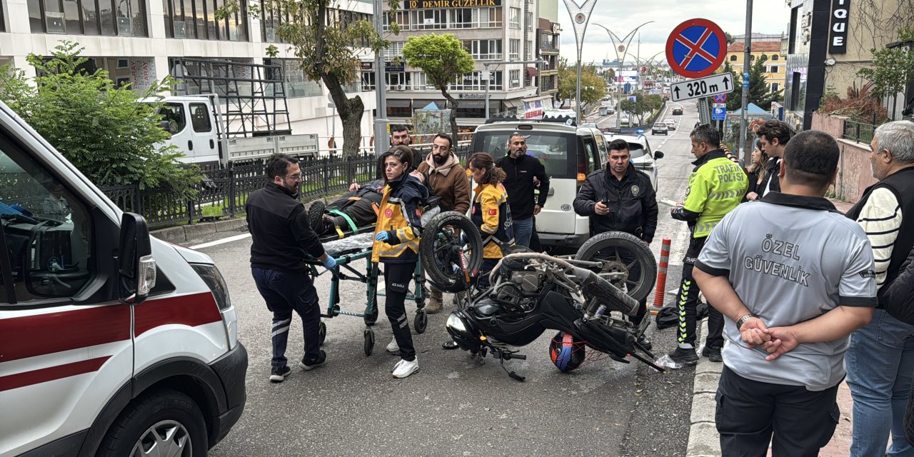 Dolmuşla çarpışan motosikletin sürücüsü yaralandı