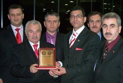 Ekol sendikacıya plaket