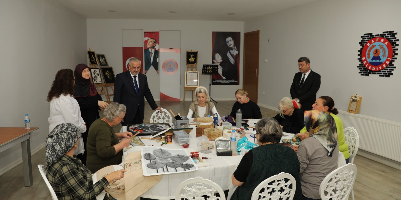Geleneksel el sanatları atölyelerde yaşatılmaya çalışılıyor