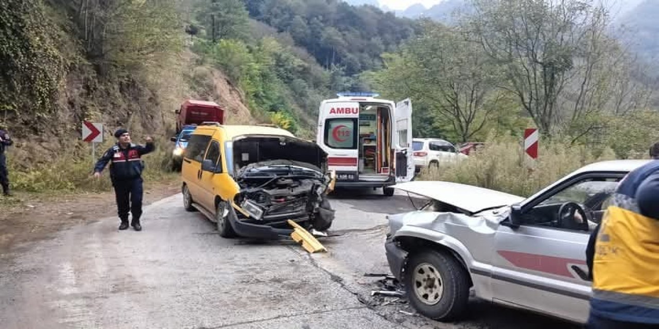 Samsun'da otomobil ile hafif ticari araç çarpıştı
