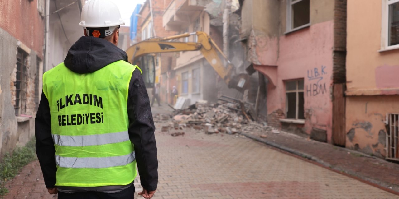 İlkadım'da metruk binaların yıkımı devam ediyor