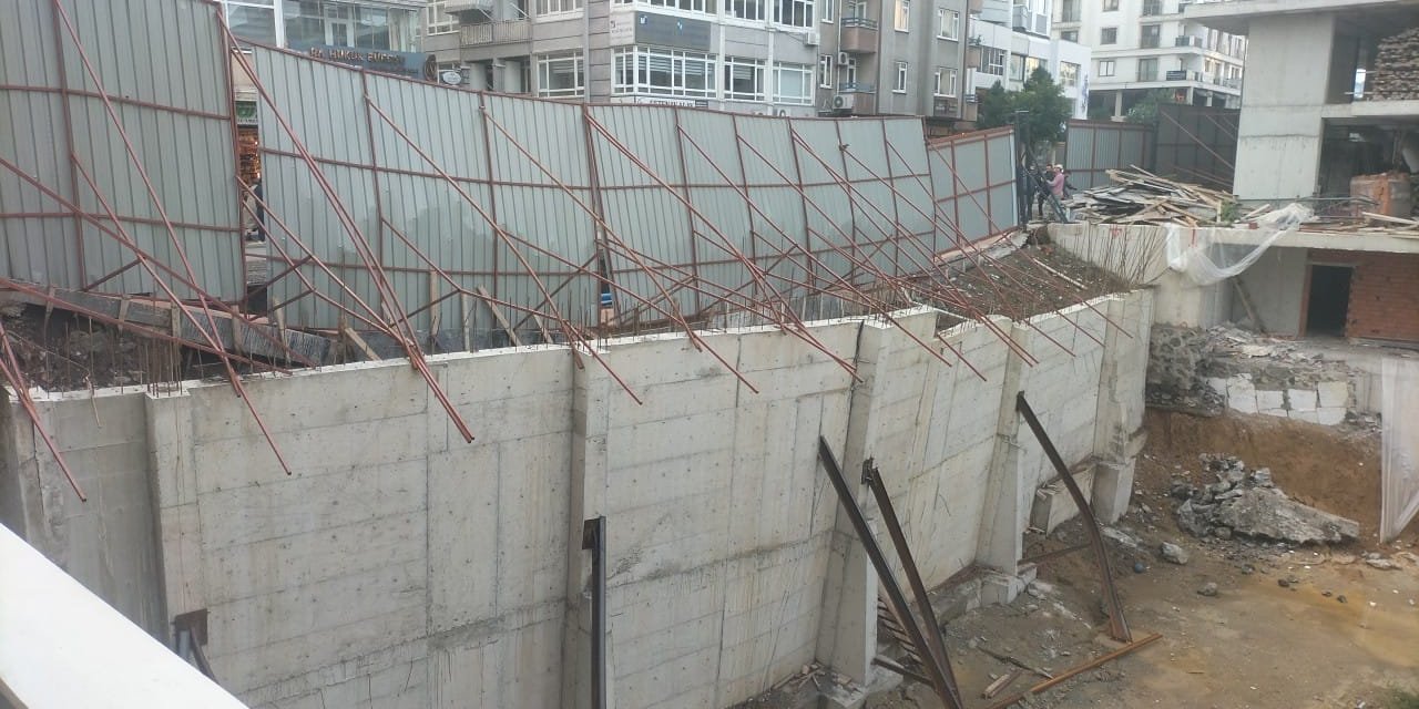 Kaçak bina "yolu" çöktürdü