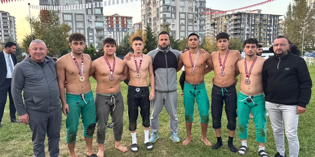 İlkadımlı güreşçiler başarıya doymuyor