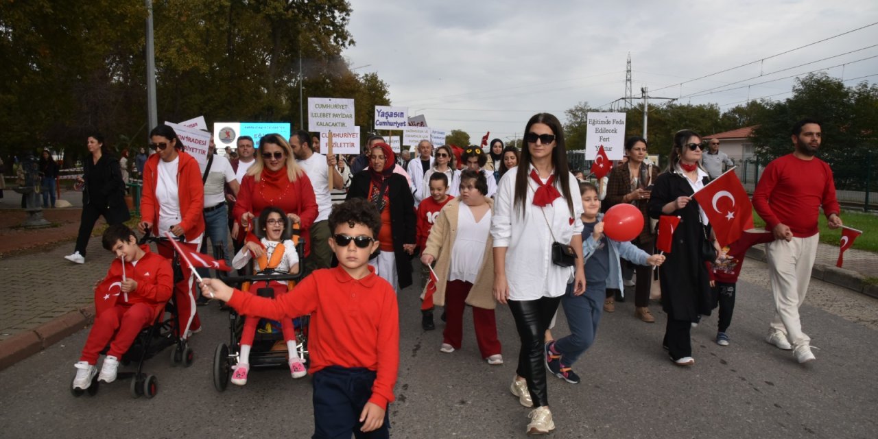 Özel öğrencilerle Cumhuriyet’in 102. yılını kutladı
