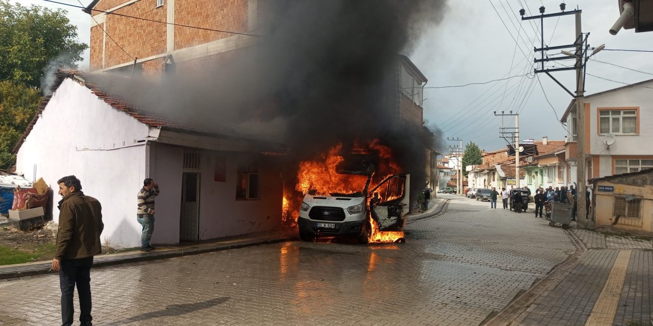 Minibüste çıkan yangında 2 bina zarar gördü
