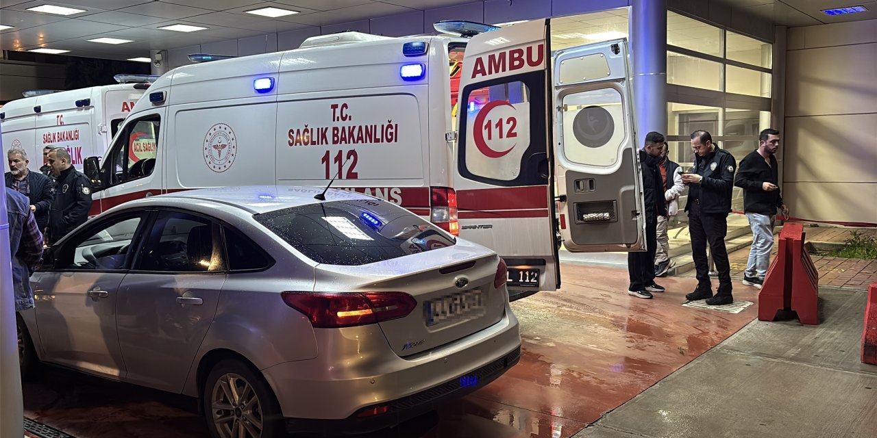 Otomobilde bıçaklı saldırıya uğrayan kişi yaralandı