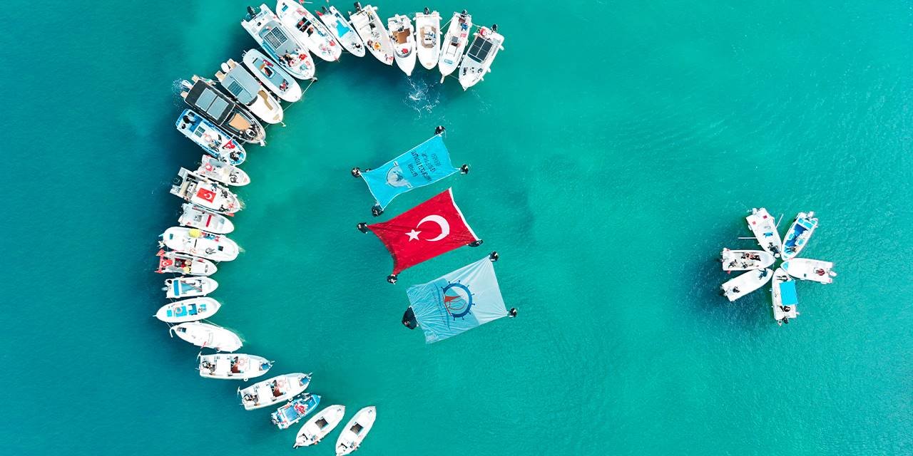 Samsun'da teknelerle denizde ay yıldız oluşturuldu