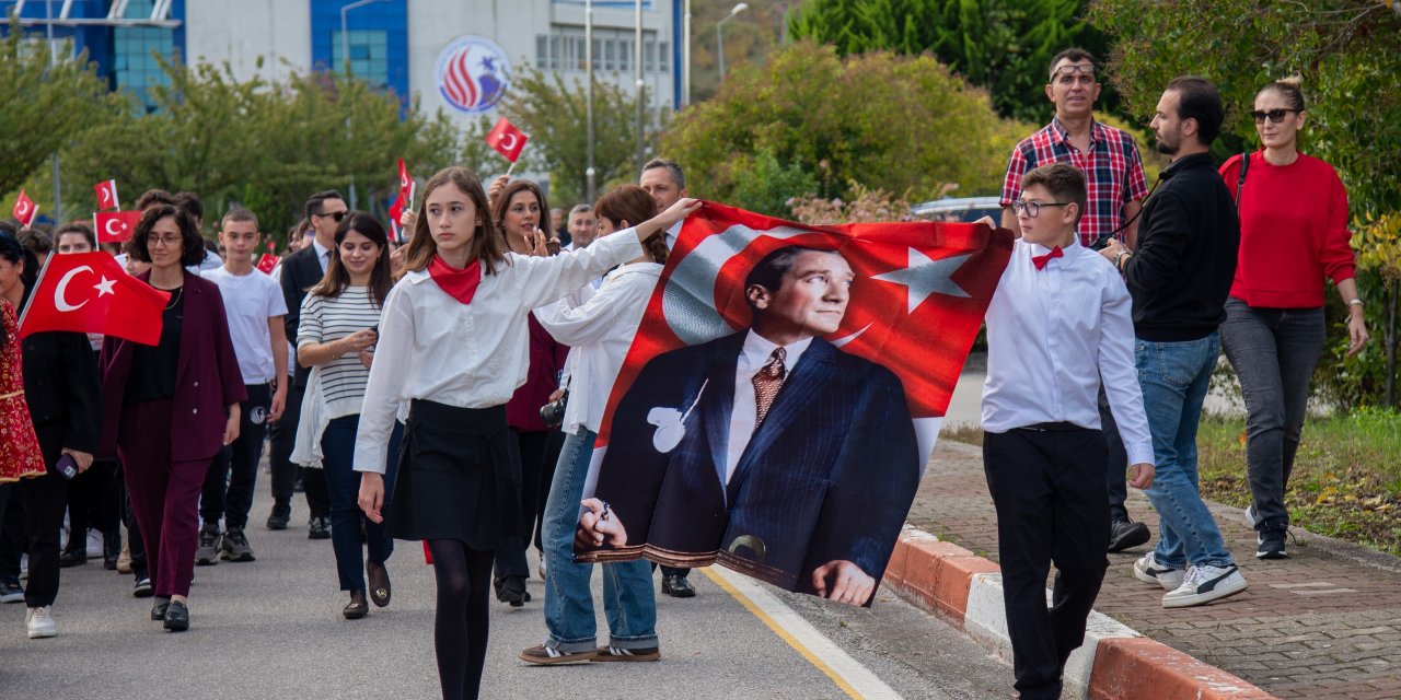 OMÜ'de kutlama yürüyüşü düzenlendi