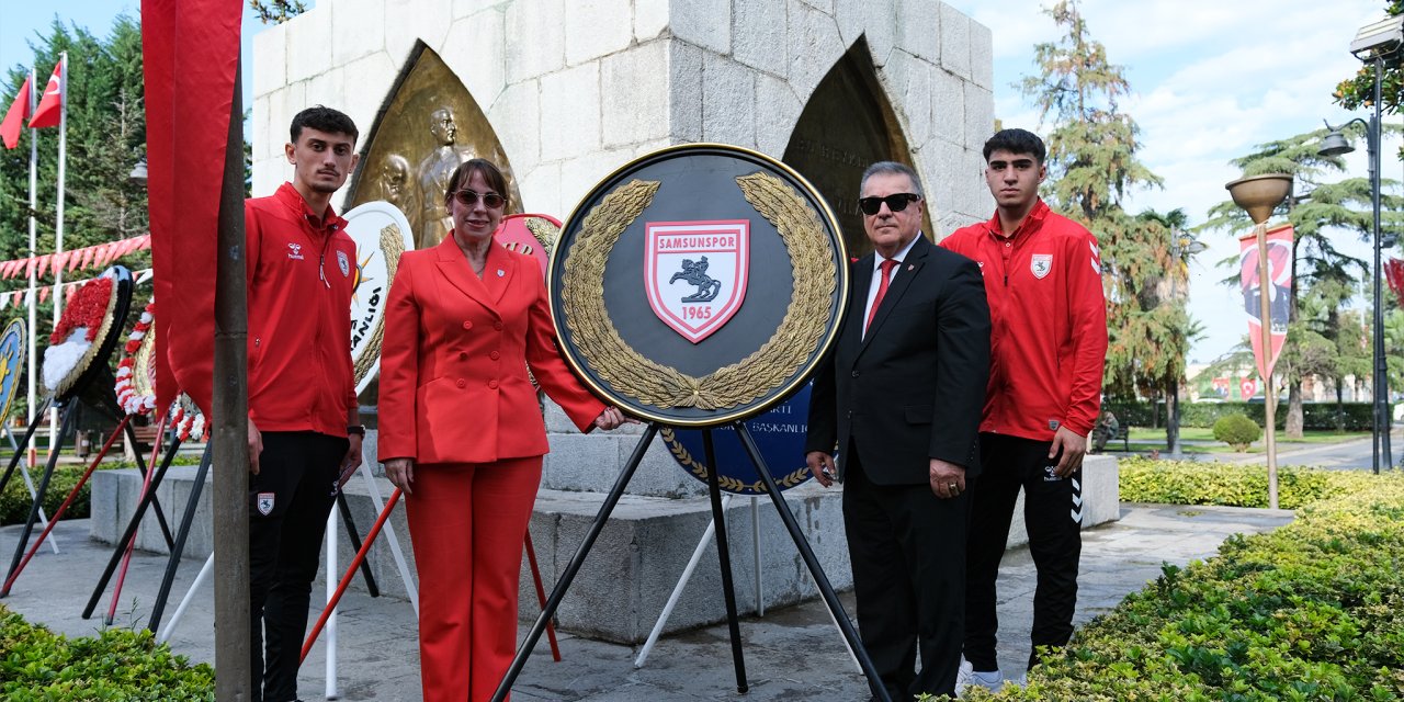 Onur Anıtı’na çelenk sunuldu
