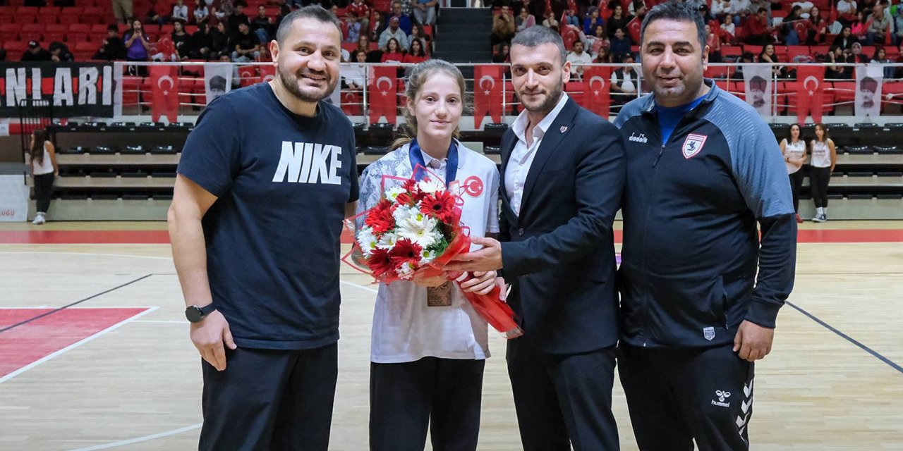 Dereceye giren sporcu ödüllendirildi