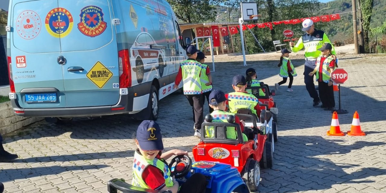 Kırsal bölgedeki ilkokulda uygulamalı trafik eğitimi verildi