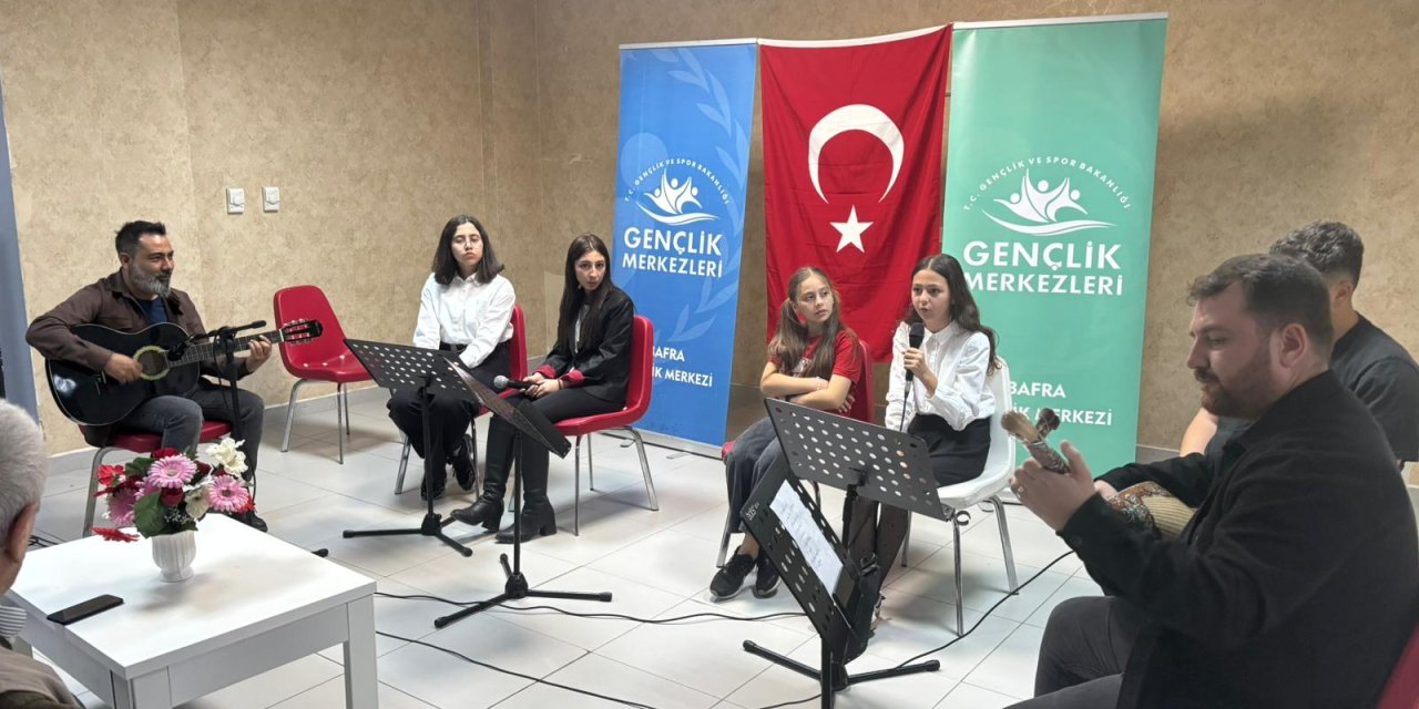 Huzurevi sakinlerine şiir ve müzik dinletisi sunuldu