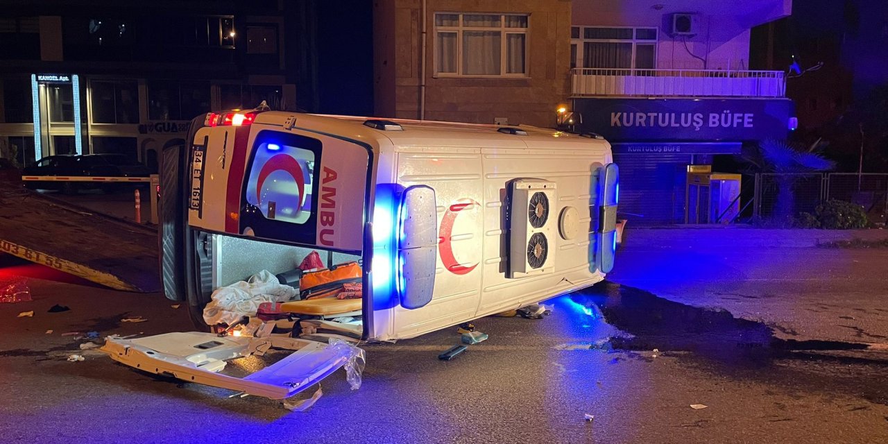 Otomobil ile hasta taşıyan ambulans çarpıştı: 5 yaralı