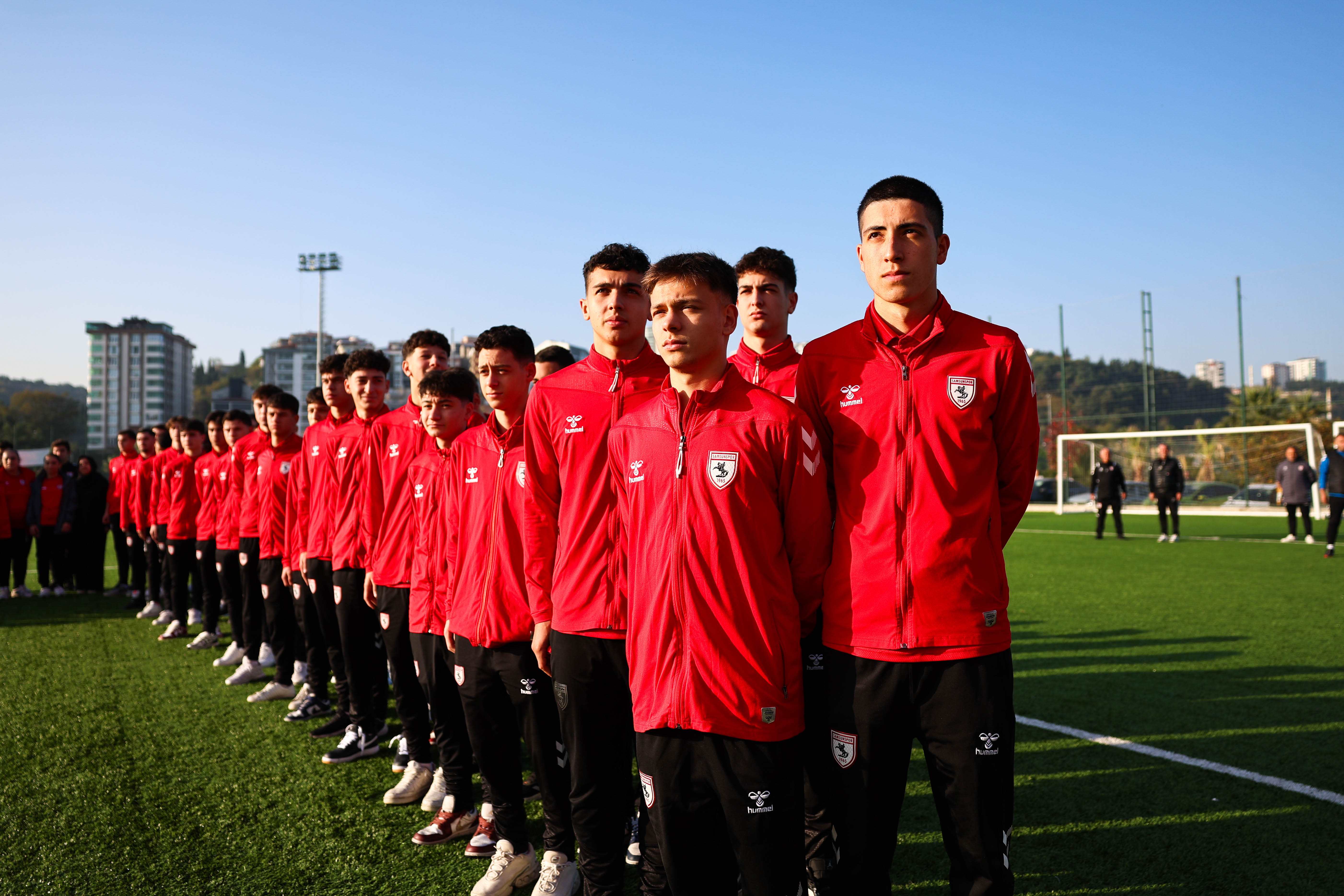 Ata’yı saygıyla andılar, Atatürk Kupası’nı başlattılar