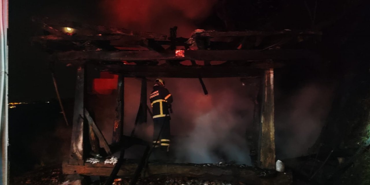 Terme'de ambarda çıkan yangın söndürüldü