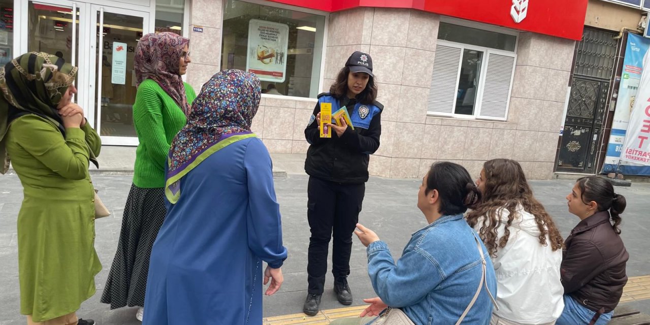 Polis ekipleri vatandaşlara bilgilendirme yaptı