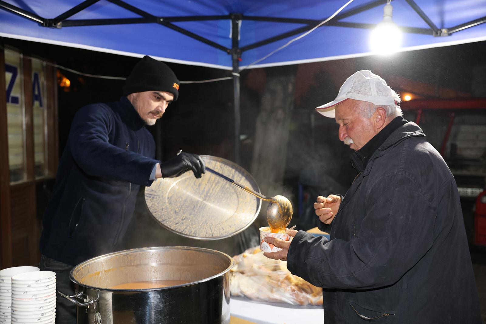 Vezirköprü'de pazar yerlerinde sıcak çorba ikramı sürüyor