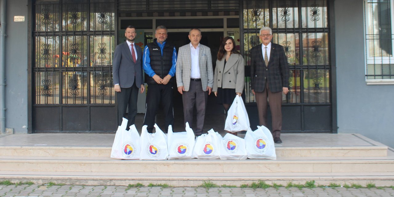 Öğrencilere bot dağıtımı yapıldı