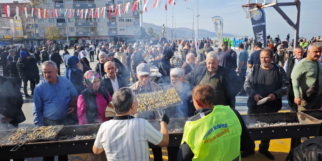 Samsun'da 2 saatte 3 ton hamsi tüketildi
