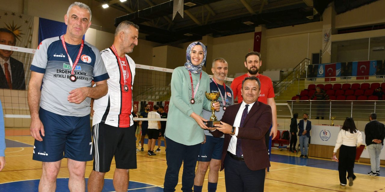 Çarşamba'da öğretmenler arasında voleybol turnuvası