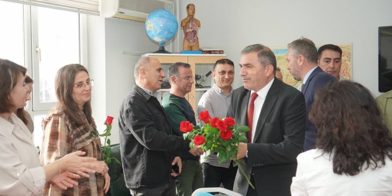 MHP'den öğretmenlere gül ve teşekkür