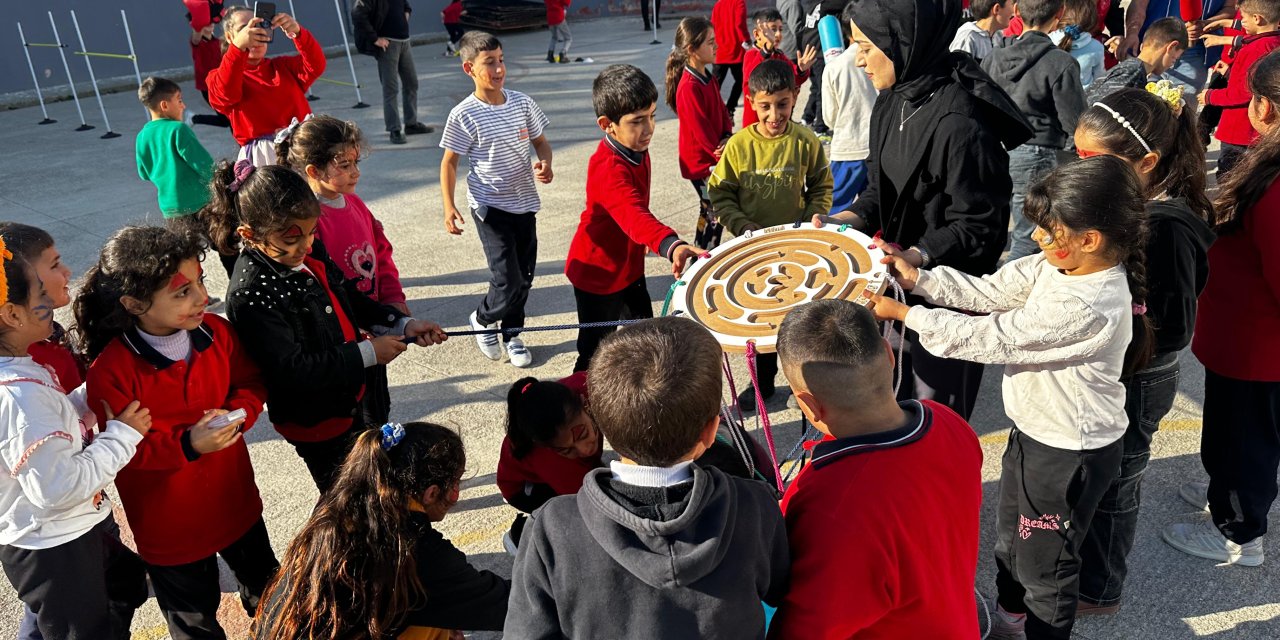 Genç gönüllülerden köy okuluna ziyaret