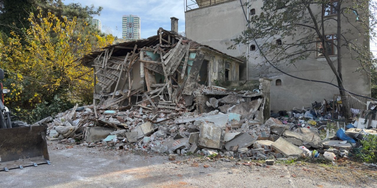 Atakum'da iki metruk yapının yıkımı gerçekleştirildi