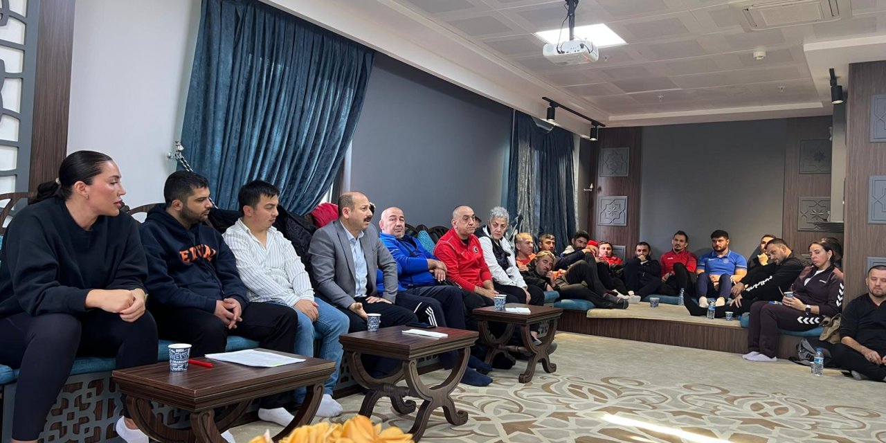 Güreş antrenörleri ile bir araya geldi