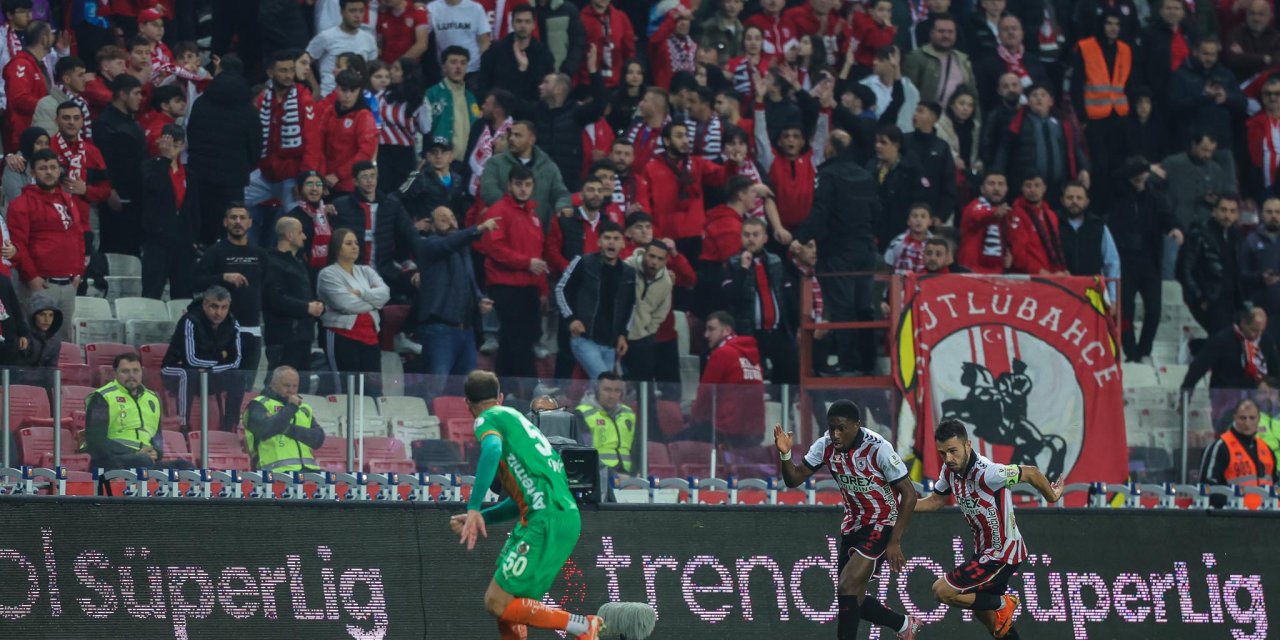 Tribünlerdeki boşluklar dikkat çekti