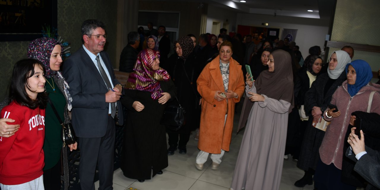 Yazar Kapaklıkaya Vezirköprü'de konferans verdi