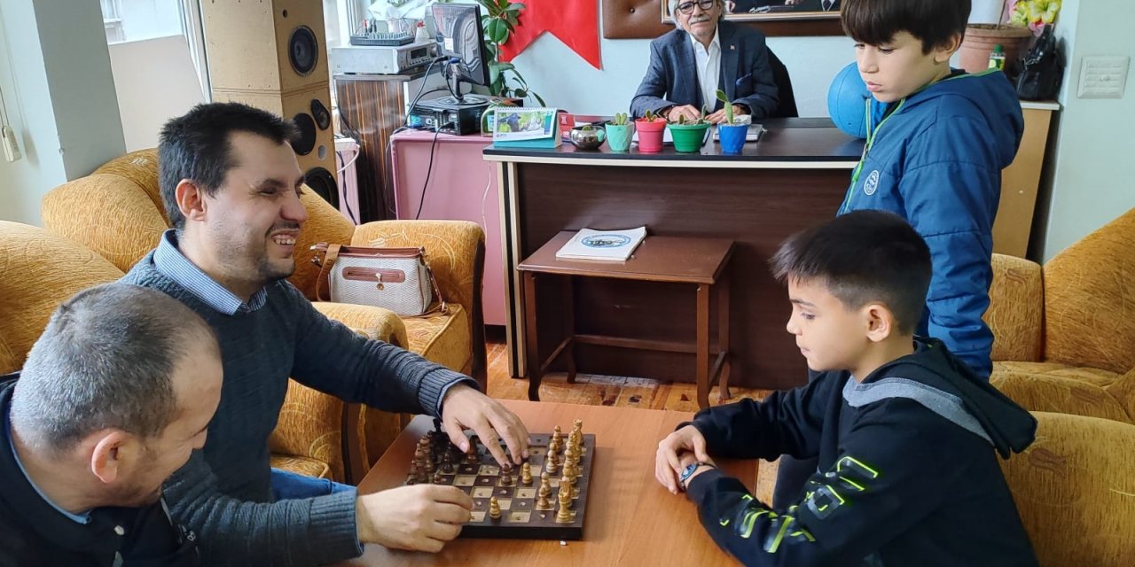 Öğrencilerden Bafra Görme Engelliler Derneğine ziyaret