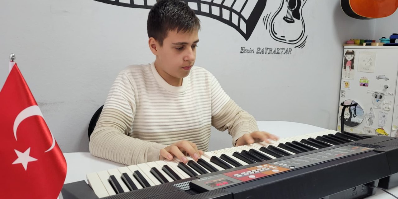 Otizmli Tarık Arda dünyasını müzikle renklendiriyor