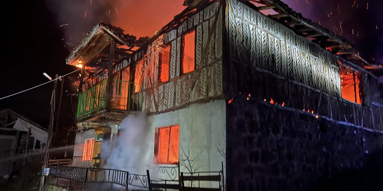 Yangında iki katlı ahşap ev kullanılamaz hale geldi