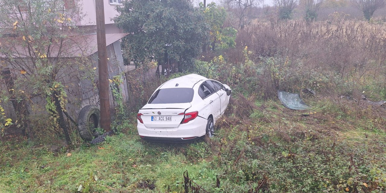 Bahçeye devrilen otomobildeki 3 kişi yaralandı