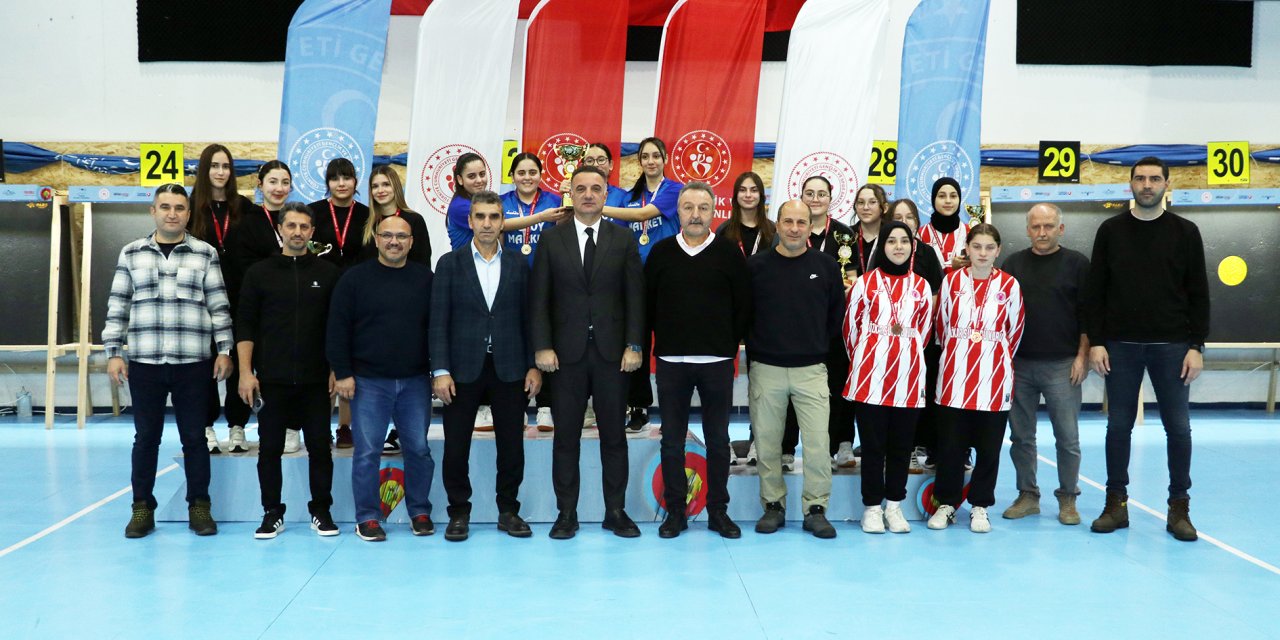 Dereceye giren takımlara ödülleri verildi